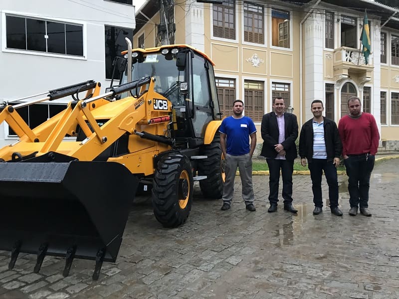 Prefeitura de Trajano compra retroescavadeira nova para atender a área rural do município