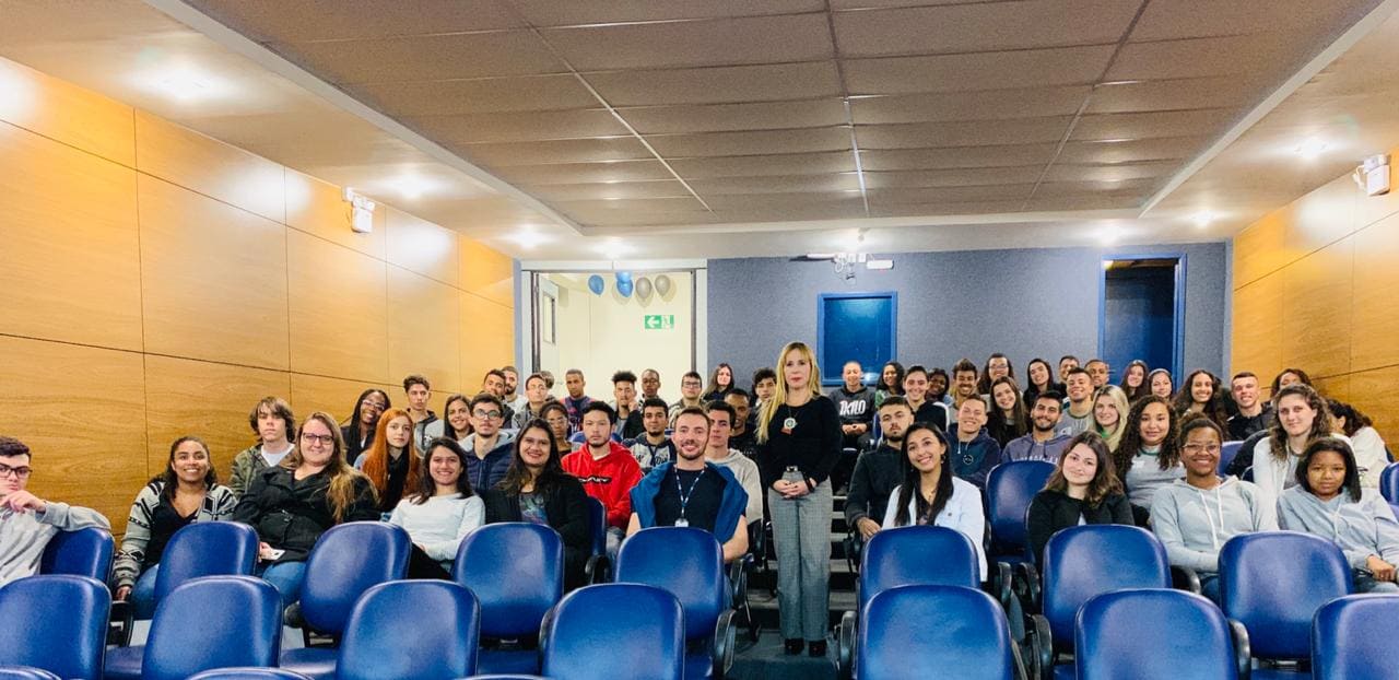 Delegada ministra palestra na Universidade Estácio de Sá em Friburgo