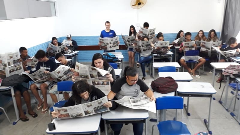 Jovens lendo Jornal da Região
