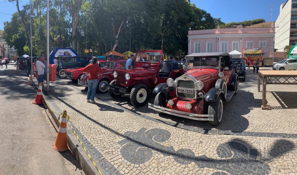Mais de 50 carros antigos no Encontro de Carros Antigos de Cantagalo
