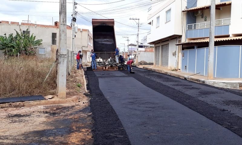 Obra de pavimentação no bairro Adovane em Itaocara