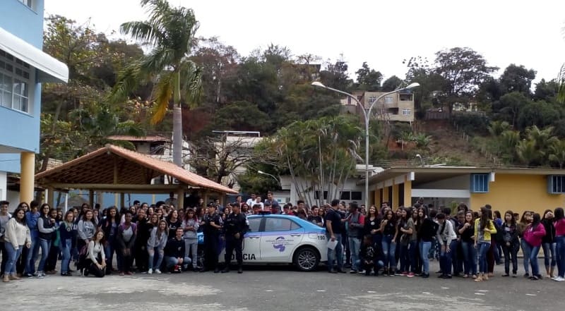 Professores e alunos de Itaocara realizam passeata contra o feminicídio e a violência doméstica