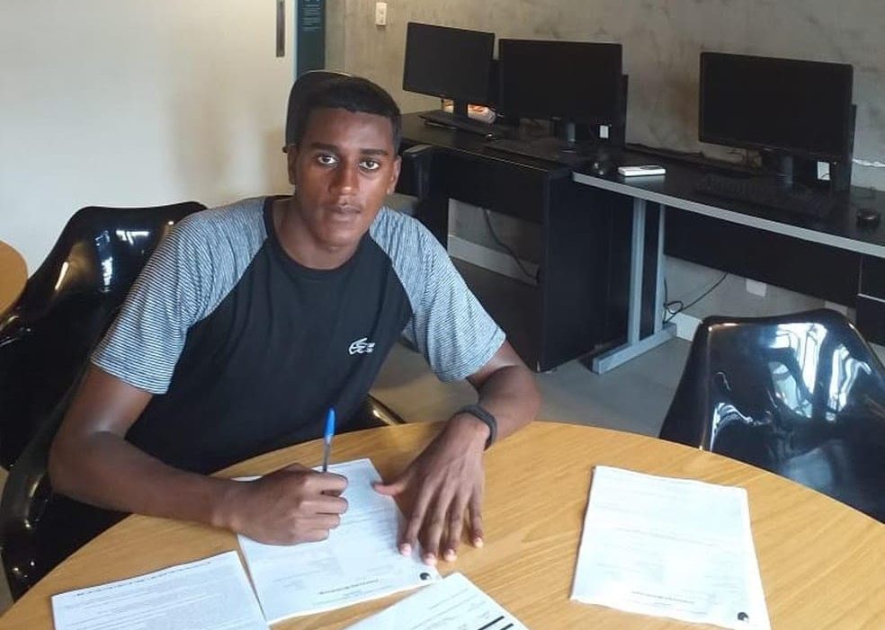 Diogo, de Bom Jardim, assina contrato de empréstimo com o Flamengo