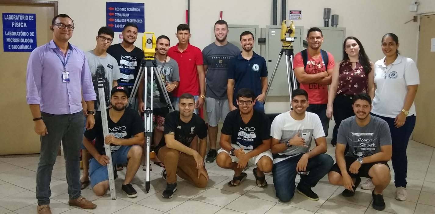 Acadêmicos de engenharia participam de aula prática de topografia