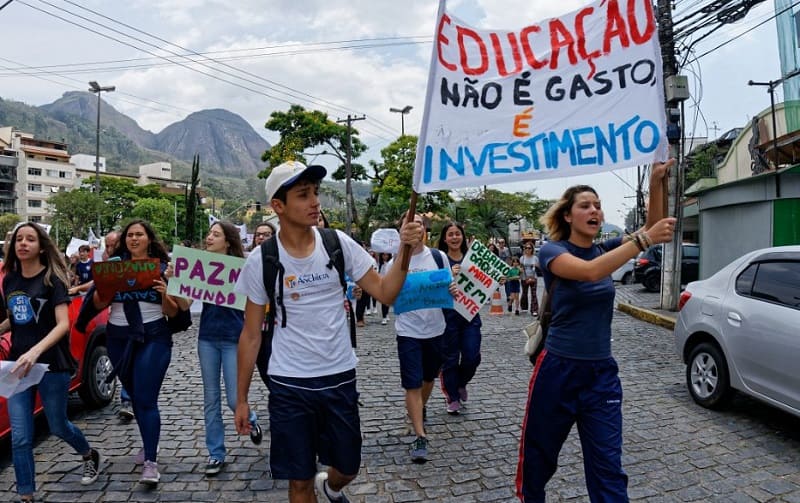 Colégio Anchieta realiza aula na rua em Nova Friburgo