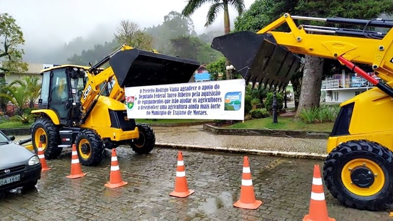 Trajano de Moraes compra mais duas máquinas retroescavadeiras