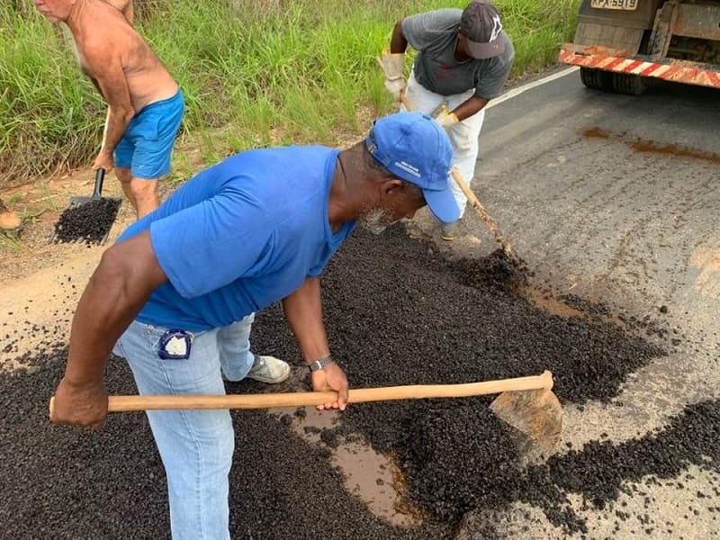 Prefeitura tapa buracos da estrada estadual