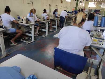 Detentas no Rio vão produzir máscaras para proteção contra a Covid-19
