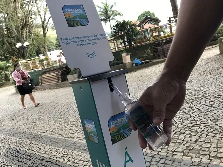 Prefeitura de Trajano instala totens-higienizadores de álcool em gel nas ruas