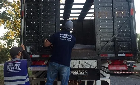 Secretaria de Estado de Fazenda fiscaliza transporte de gado vivo
