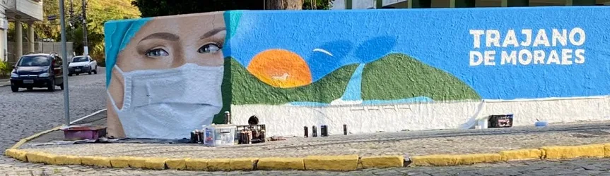 Profissionais da saúde de Trajano de Moraes são homenageados com pintura em grafite