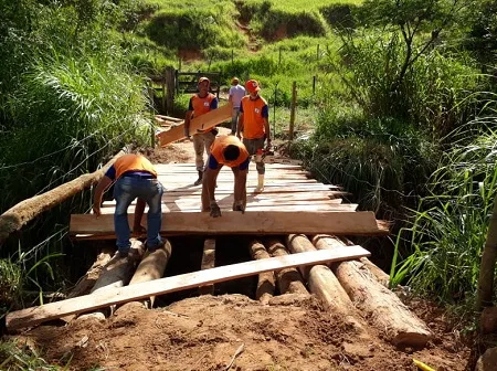 Ponte construída pela Prefeitura de Trajano de Moraes em Cachoeira das Neves atenderá a várias famílias