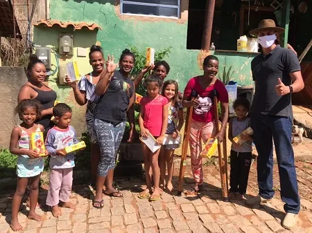 Jovem de Trajano de Moraes distribui chocolates no dia da páscoa para as crianças