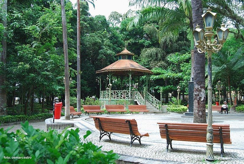 “Passeio pela Praça João XXIII”, por Celso Frauches