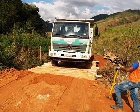 Prefeitura de Trajano de Moraes constrói ponte na estrada de acesso a São Bento