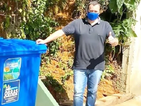 Ruas e praças de Trajano de Moraes recebem novas lixeiras da prefeitura