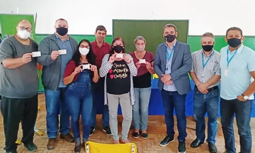 Programa de Artesanato entrega carteiras a artesãos em Trajano de Moraes