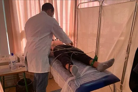 Exames médicos para os jovens que participam da escolinha de futebol em Cordeiro