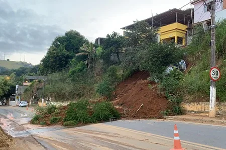Moradores aguardam providências das autoridades sobre vazamento de água no bairro Dois Vallos em Cordeiro