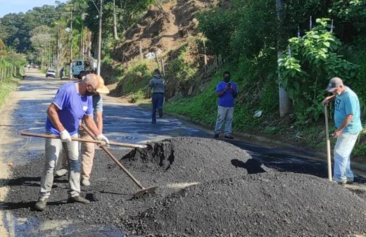 Ruas em Trajano de Moraes recebem massa asfáltica da Prefeitura de Trajano de Moraes
