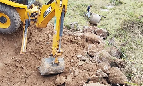 Prefeitura de Trajano de Moraes melhora estrada entre Ponte de Zinco e Maria Mendonça