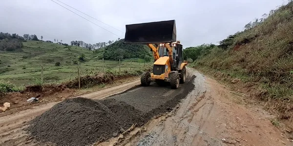 Secretarias de Obras fazendo reparos em Trajano de Moraes