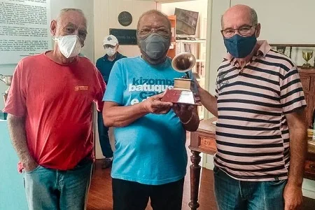 Martinho da Vila entrega pessoalmente o troféu Grammy Latino para Casa da Cultura em Duas Barras