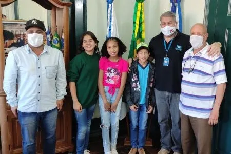 Prefeitura homenageia alunos ganhadores do concurso de redação em Duas Barras