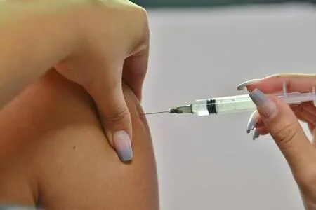 Secretaria de Saúde orienta aplicação da segunda dose de vacina contra Covid-19 reforço para pessoas com 18 anos ou mais