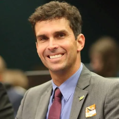Deputado Federal Luiz Lima reforça origem do jogador Vini Jr, nascido em São Sebastião do Alto
