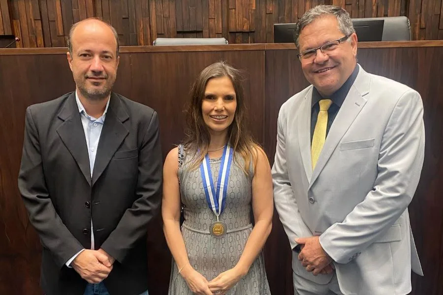 Juíza de São Sebastião do Alto recebe homenagem na Alerj