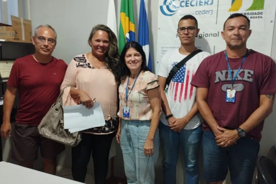 CEDERJ Itaocara recebe visita do coordenador de Biologia da UENF