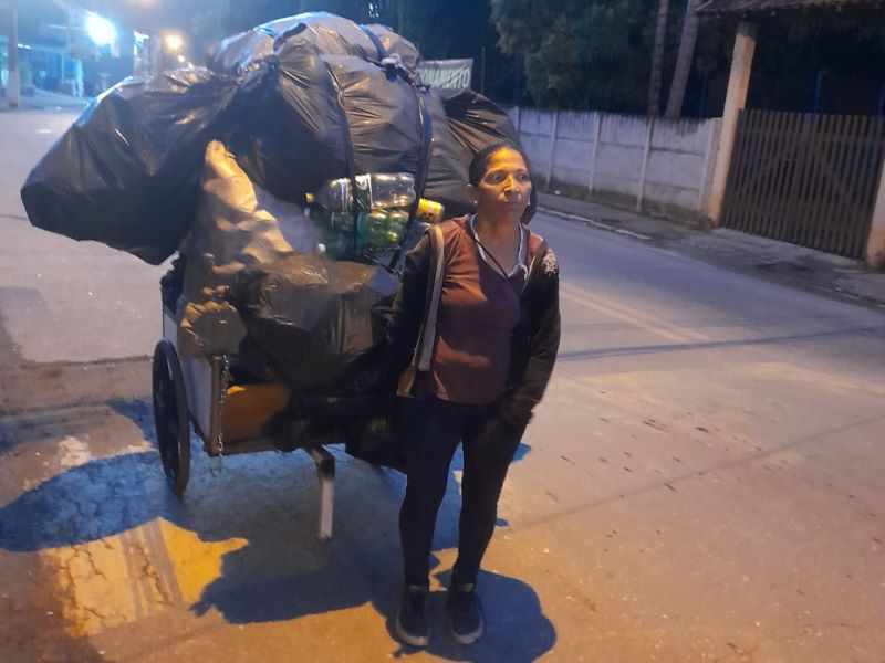 Mulher recolhe latinhas e garrafas para seu sustento em Cordeiro