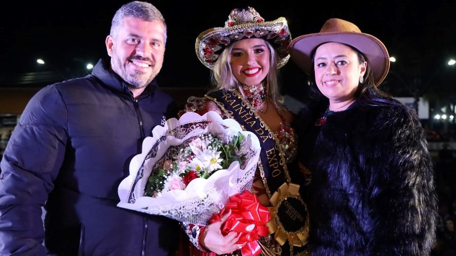 Vitória Fragoso, de Duas Barras, é eleita rainha da Exposição de Cordeiro 2023