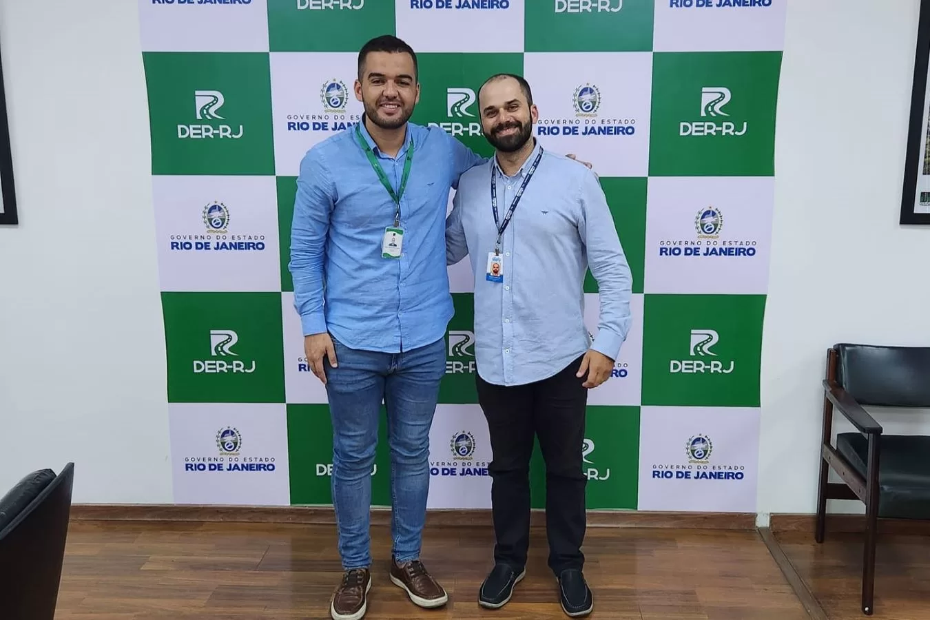 O presidente do Departamento de Estradas de Rodagem (DER), Pedro Ramos, com o cantagalense Paulo Vinícius Oliveira