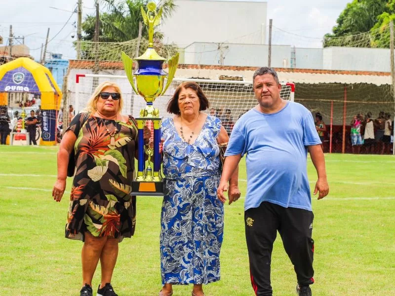Valéria, filha de Júlio Ribeiro, homenageado no troféu de vice campeão, e irmã do Luiz Carlos Ribeiro, homenageado no troféu de campeão. No meio, a esposa do Júlio Ribeiro e mãe do Luiz Carlos Ribeiro, dona Selma, e, do lado direito, o secretário de Esportes de Carmo, Marcelo Soares