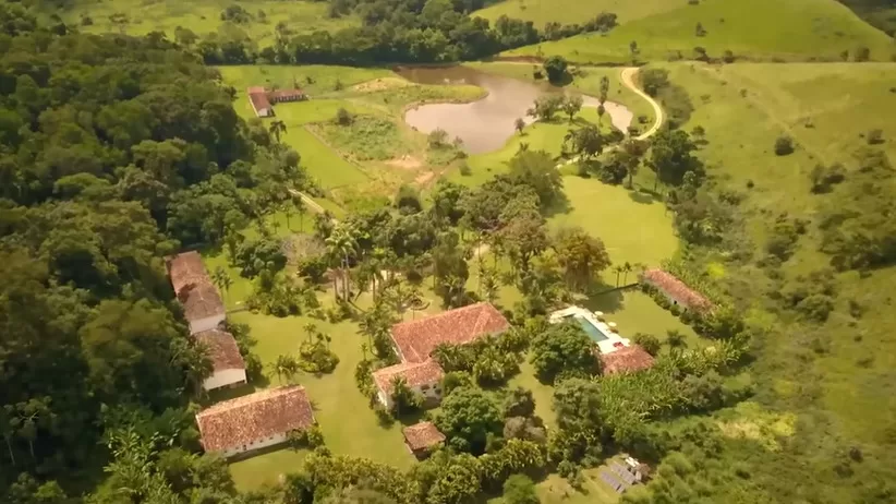 Cantor Lenny Kravitz mantém fazenda luxuosa no município de Duas Barras