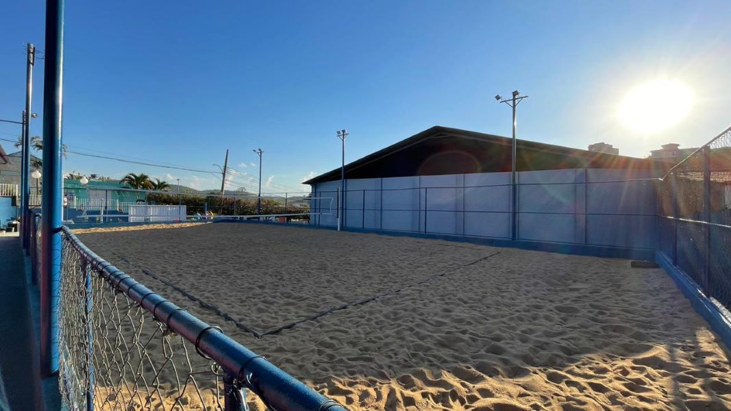 Prefeitura reforma quadra de areia no Carmo