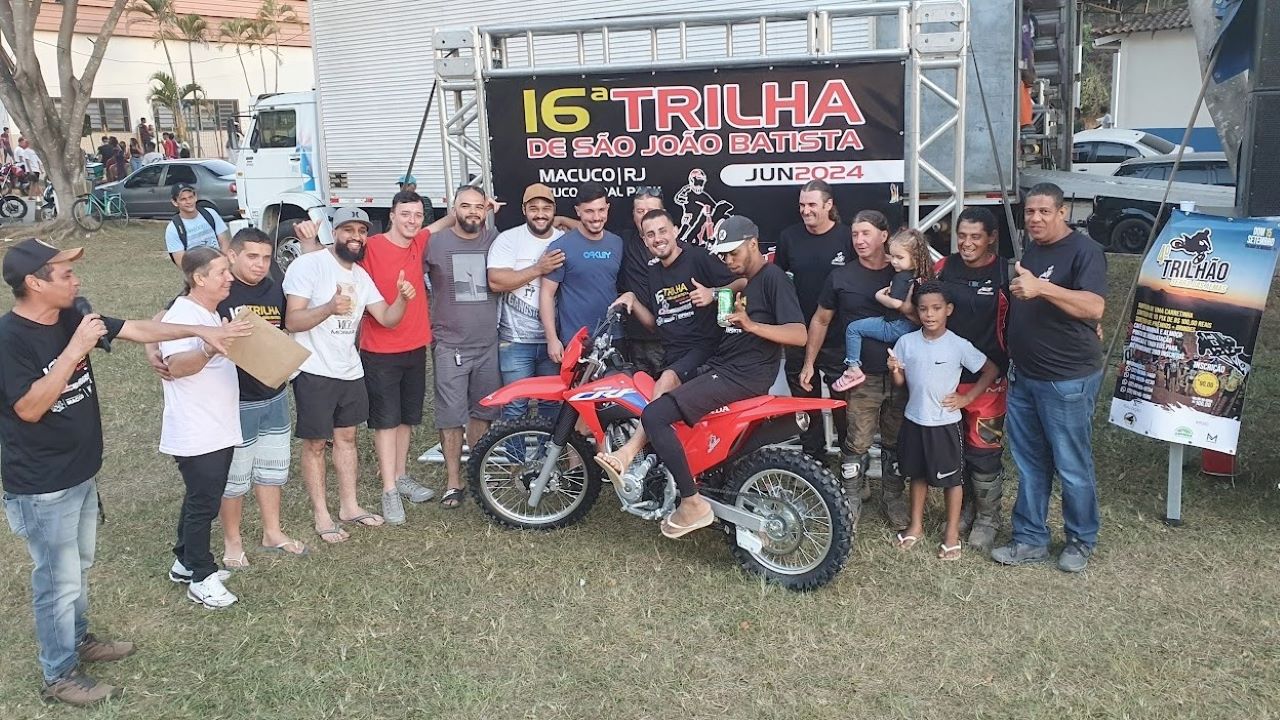 Festa geral após a divulgação do ganhador da motocicleta, piloto da cidade de Cordeiro