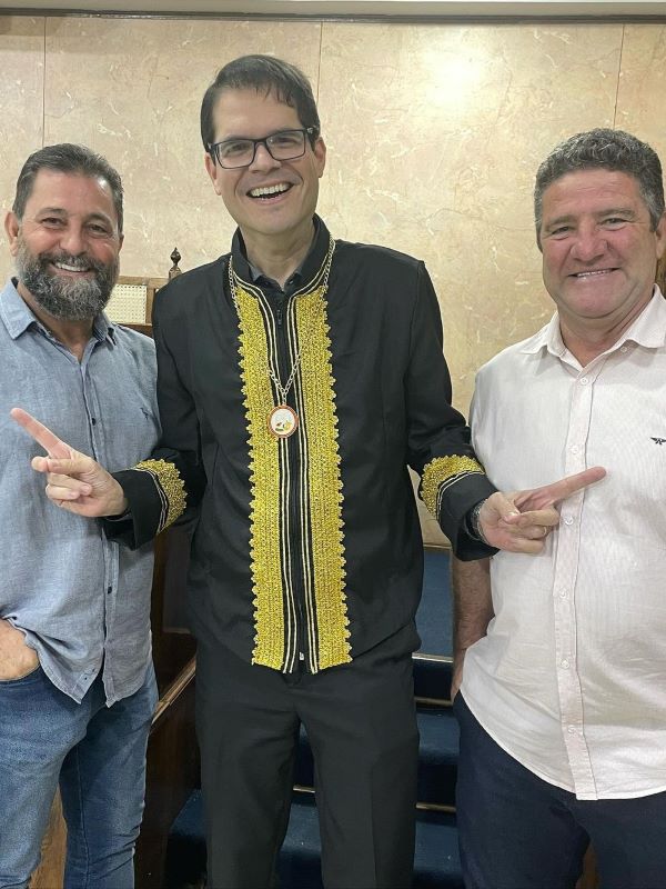Advogado Fabrício Gaspar recebe títulos na Câmara de Duque de Caxias e na Academia Duquecaxiense de Letras e Artes