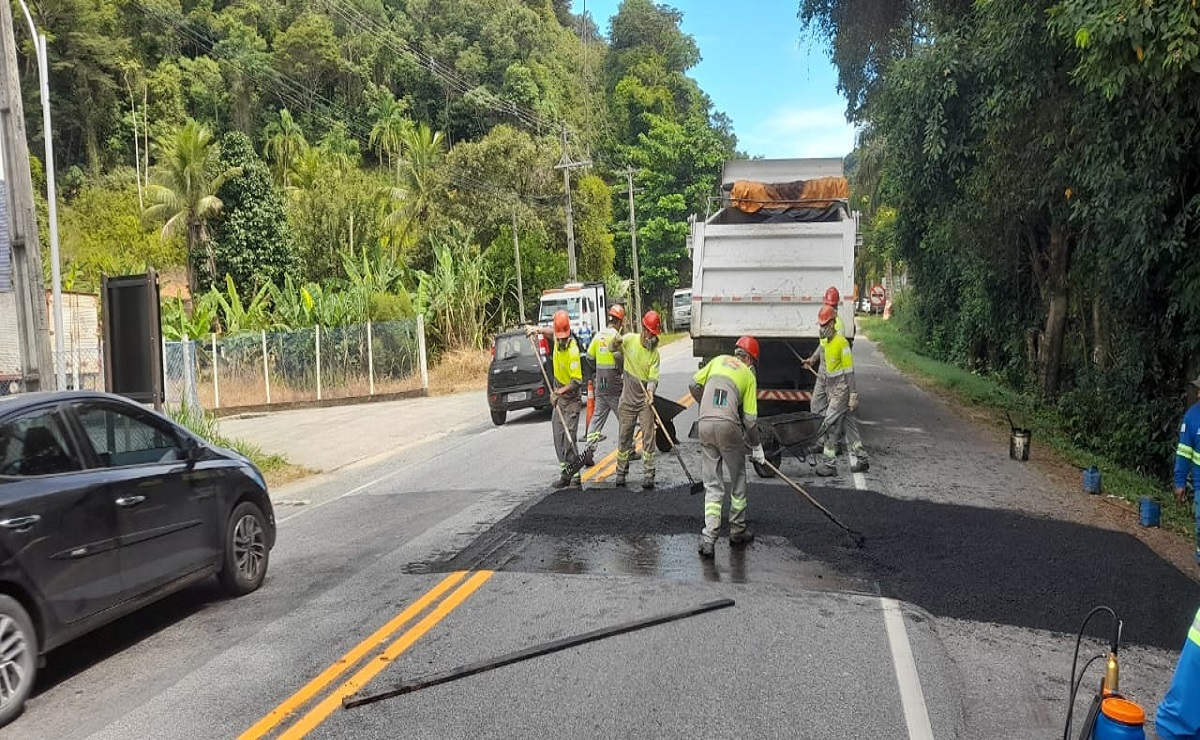 Trecho da RJ-116 recebe instalação de quebra-molas e está funcionando no sistema pare e siga