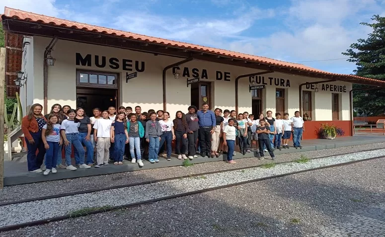 Alunos de Itaocara visitam a Casa de Cultura de Aperibé