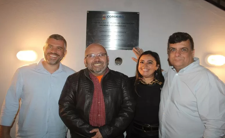 Prefeitura inaugura escada nos bairros Retiro Poético e Pirazzo, em Cordeiro