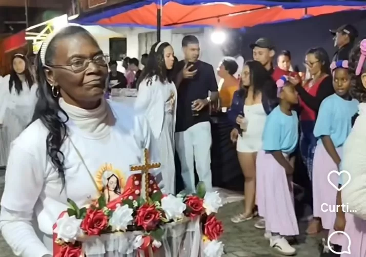Encontro realizado no bairro Rodolfo Gonçalves, em Cordeiro, reúne 19 folias de reis