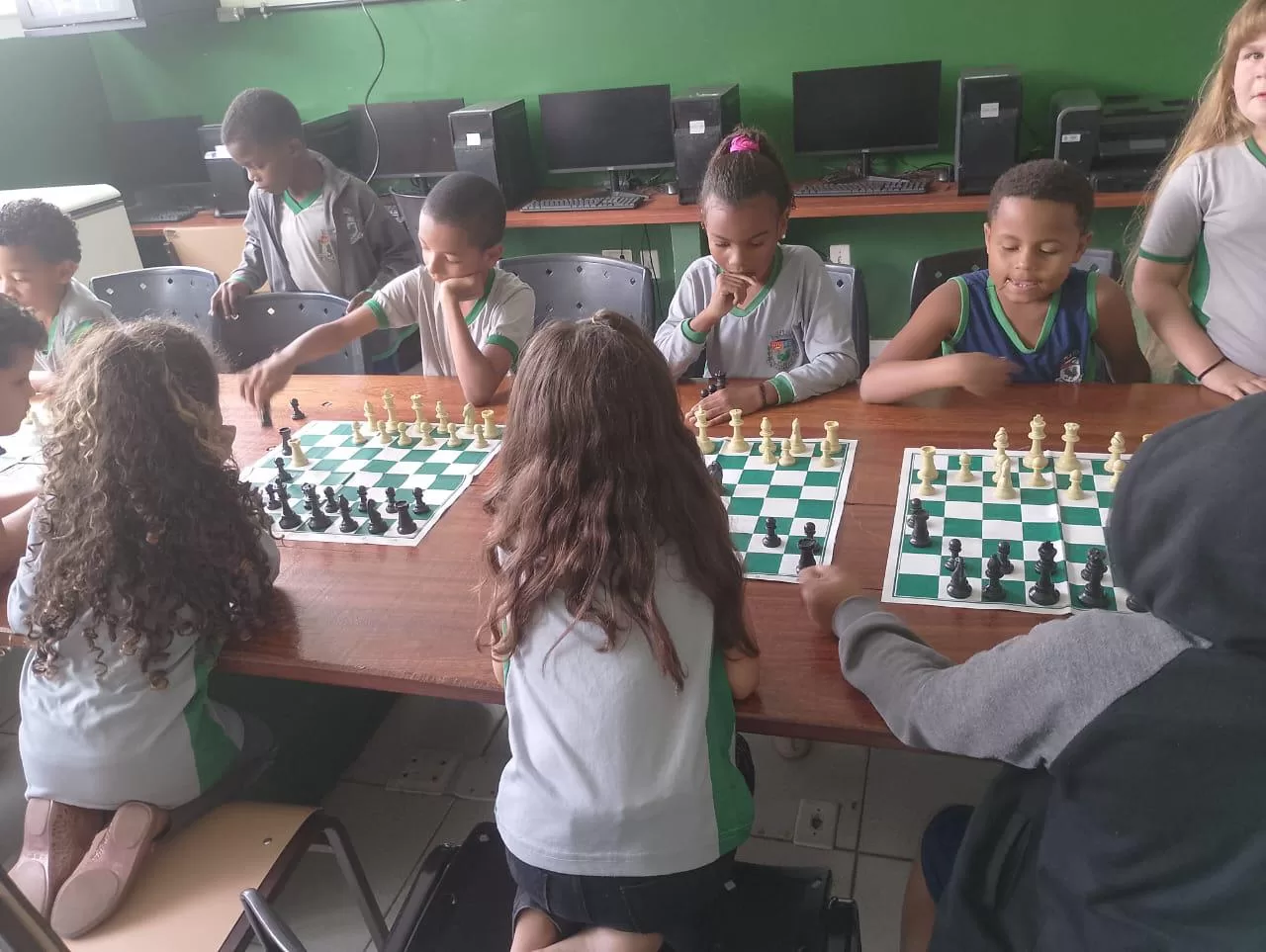 Projeto de Xadrez nas Escolas estimula raciocínio, concentração e uso da tecnologia na rede municipal