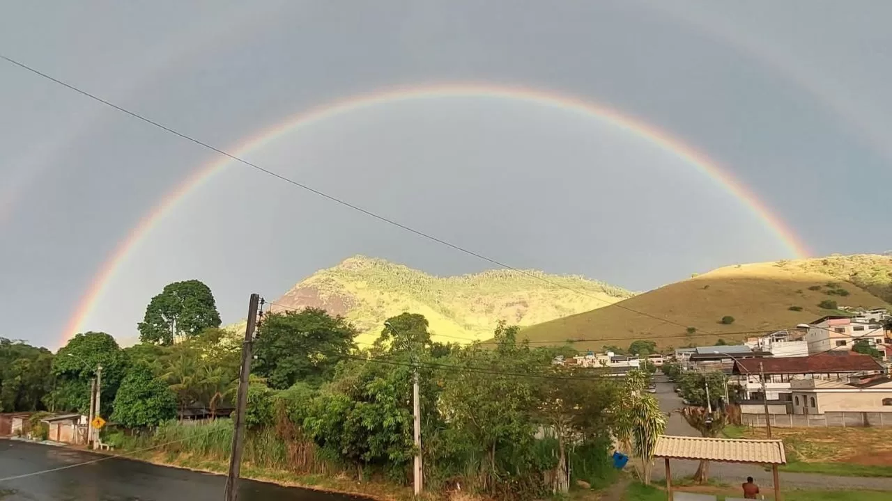Arco-íris brilha no céu da região, no primeiro dia de 2026