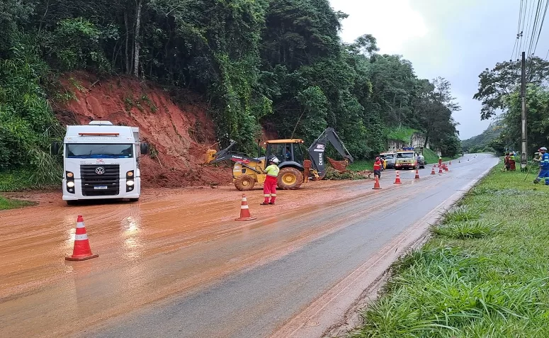 Equipes atuam em queda de barreira no km 92 da RJ-116, após a Praça de Pedágio de Furnas