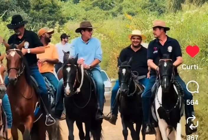 Eduardo Paes visita Macuco e passeia a cavalo
