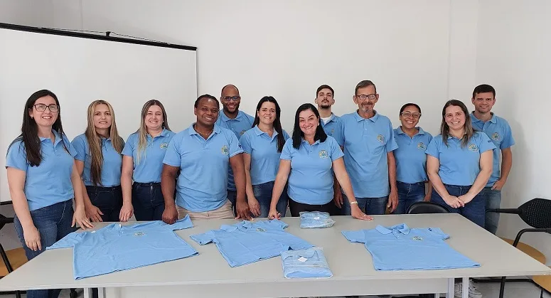 Secretaria de Saúde de Macuco distribui uniformes e garante economia para servidores